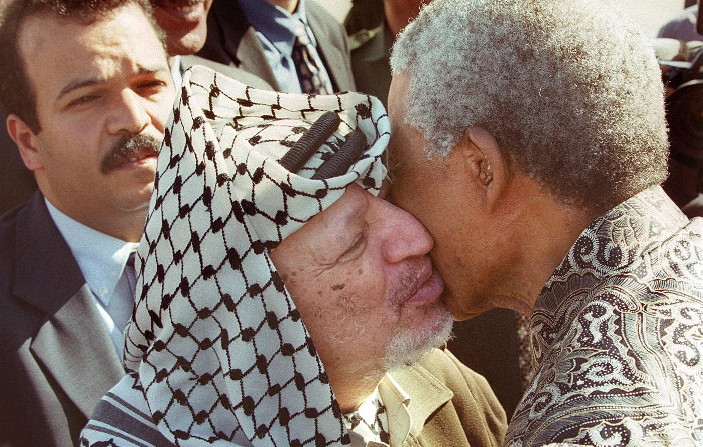 Palestinian leader Yasser Arafat greets Nelson Mandela in Rafah in October 1999. The South African leader backed Palestinian statehood (AFP)