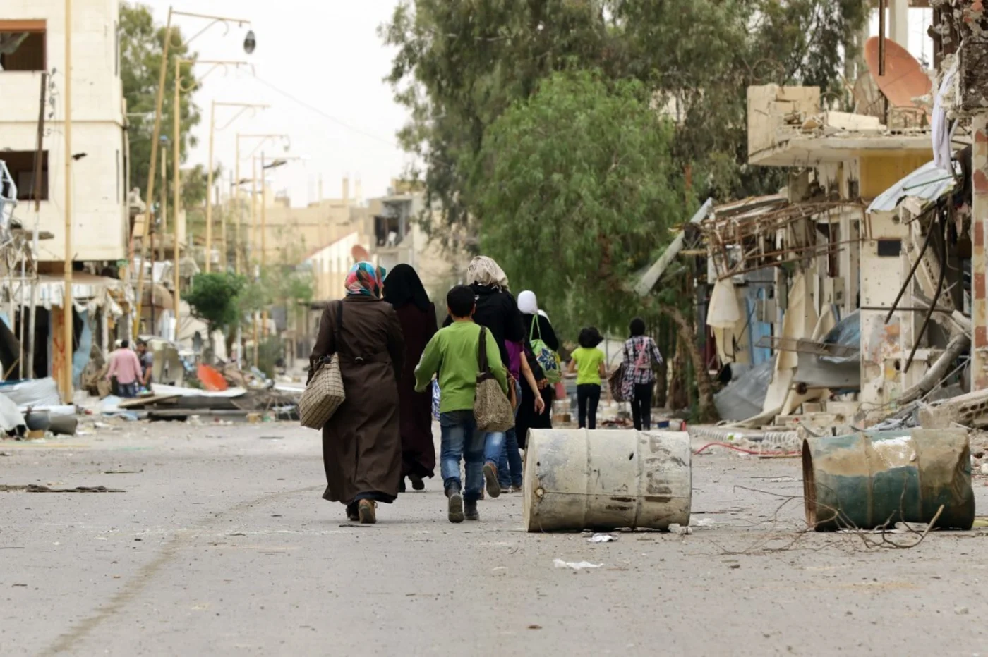 Syrians inspect their homes upon their return to the modern town of Palmyra, adjacent to the ancient Syrian city, on April 9, 2016. (AFP)