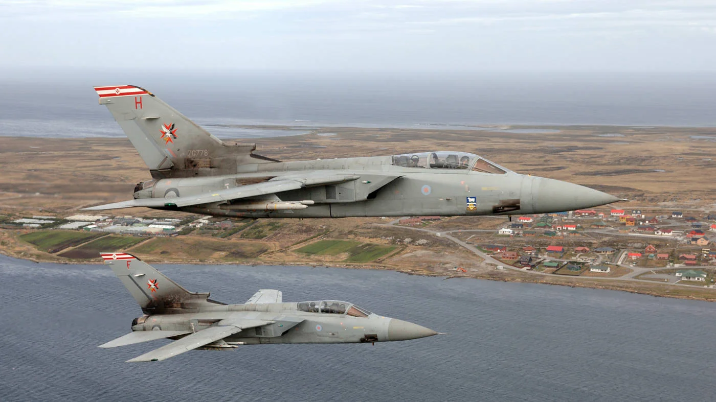 Two RAF Tornado F3 fighters flying over the Falkland Islands in 2007 (Creative Commons/Ministry of Defence)