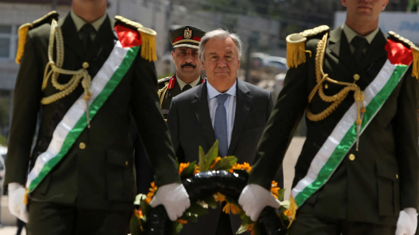 United Nations Secretary General Antonio Guterres lays a wreath of flowers at the tomb of Yasser Arafat in Ramallah, occupied West Bank, on 29 August 2017 (AFP)