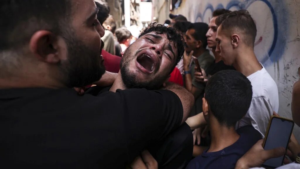 Un Palestinien pleure son ami tué dans la nuit de samedi à dimanche à Jabaliya, dans le nord de la bande de Gaza (AFP)