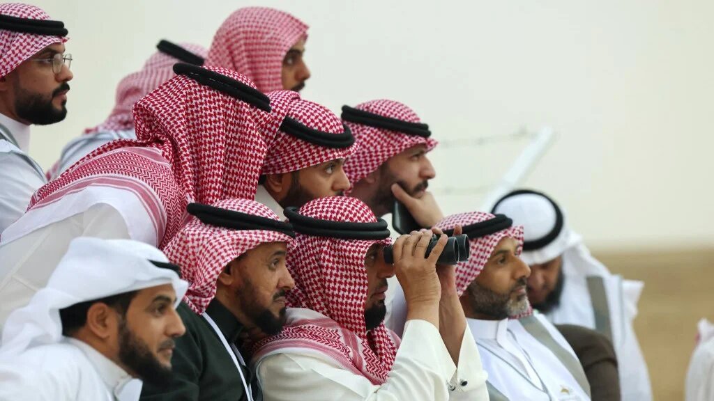 Saudi men look to spot the first crescent of the moon marking the start of the Muslim holy fasting month of Ramadan, in the southern Saudi city of Hautat Sudair, on March 10, 2024.