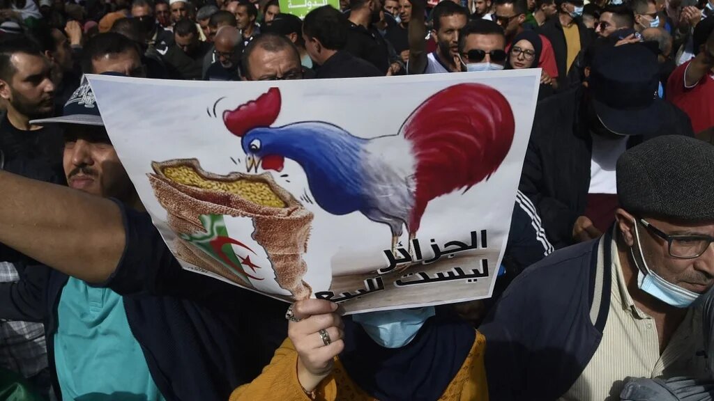« L’Algérie n’est pas à vendre » : slogan et pancarte antifrançais lors de la manifestation du vendredi 10 avril à Alger (AFP)