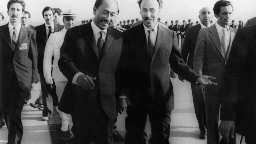 Le président Houari Boumédiène accueille son homologue égyptien, Anouar al-Sadate, à l’aéroport d’Alger, le 10 septembre 1973 (AFP)