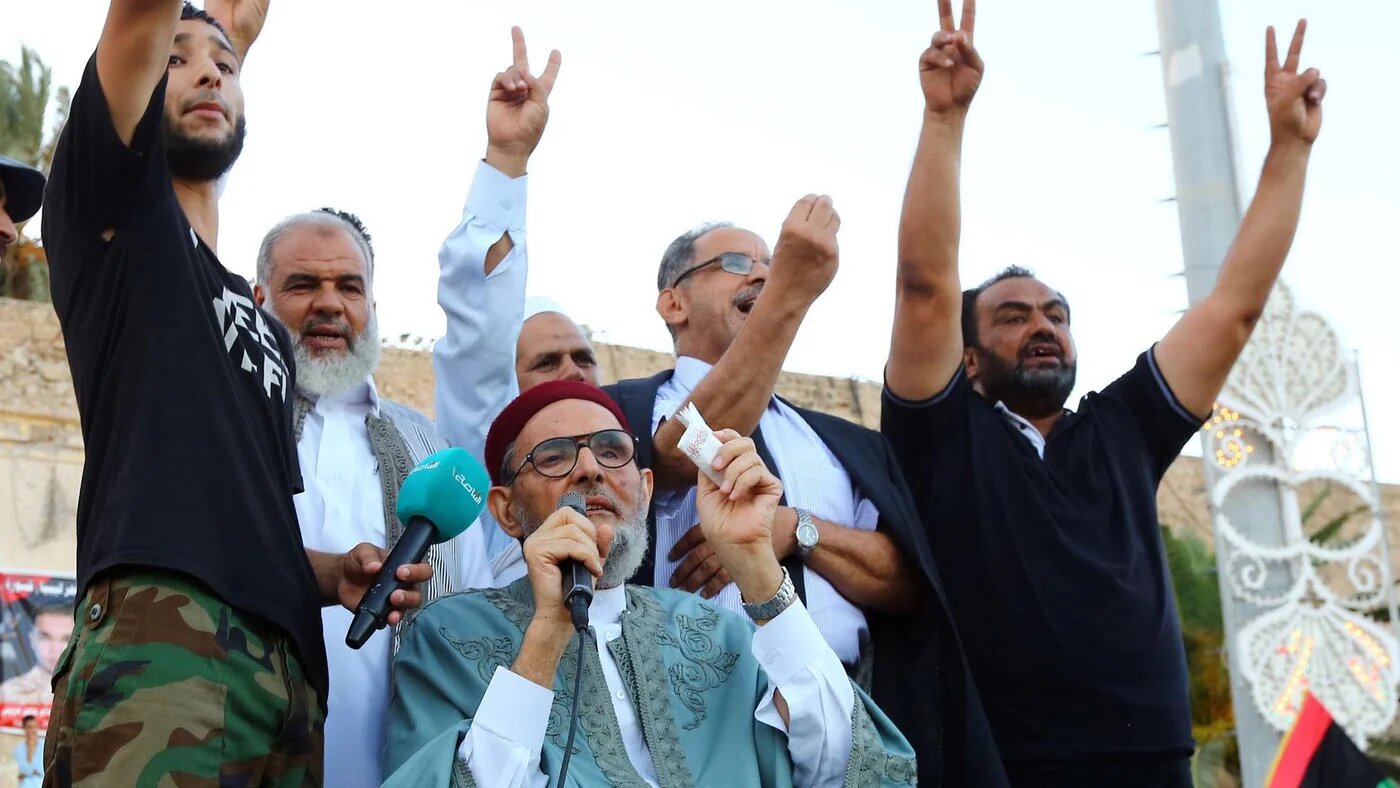 Le cheikh Sadiq al-Ghariani (au centre), grand mufti de Libye, s’exprime lors d’un rassemblement sur la place des Martyrs, dans le centre de Tripoli, en 2014 (AFP)