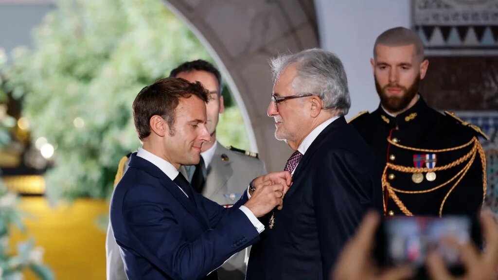 Le président français Emmanuel Macron remet la plus haute distinction française, l’ordre national de la Légion d’honneur, à l’avocat franco-algérien et recteur de la Grande Mosquée de Paris Chems-Eddine Hafiz (AFP/Ludovic Marin)