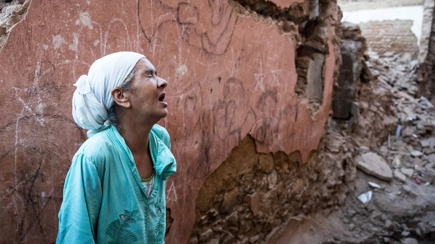 Une Marocaine devant sa maison endommagée par le tremblement de terre, dans la vieille ville de Marrakech, le 9 septembre 2023 (AFP/Fadel Senna)