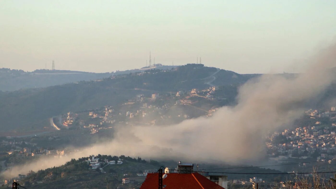 De la fumée s’échappe à la suite d’une frappe aérienne israélienne dans le sud du Liban, près de la frontière avec Israël, le 9 janvier 2024 (AFP/Rabid Daher)