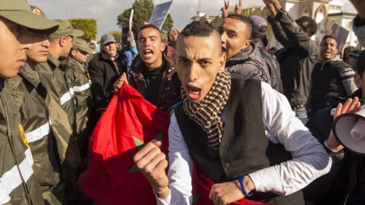 Des Marocains devant le tribunal de Salé, près de Rabat, où 25 militants Sahraouis sont jugés pour avoir tué onze policiers marocains en novembre 2010 (AFP)