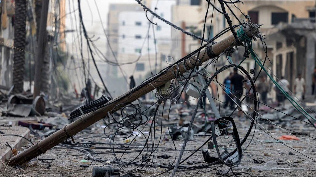 Des Palestiniens abattent la clôture à la frontière entre Israël et Gaza et entrent en Israël après des affrontements et des attaques à Gaza, le 7 octobre 2023 (Reuters)