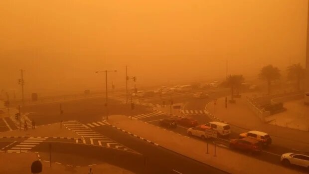 Des vents violents transportant du sable s’abattent sur les Émirats arabes unis, en 2015 (AFP)