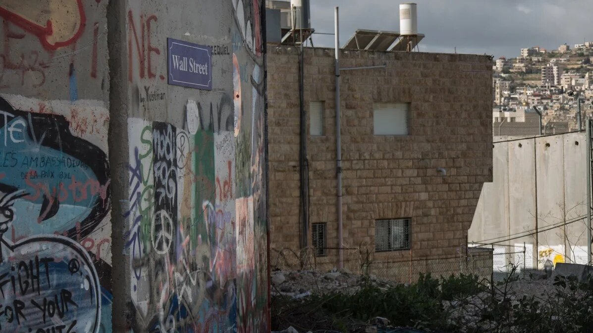 Une maison palestinienne entourée par le mur de séparation israélien sur trois côtés, à Bethléem (MEE/ Laurent Perpigna Iban)
