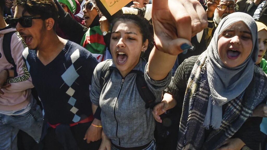 Des étudiants réclament un changement de système politique lors des marches hebdomadaires organisées dans le sillage du hirak en 2019, vaste mouvement populaire ayant conduit à la démission d’Abdelaziz Bouteflika (AFP/Ryad Kramdi)