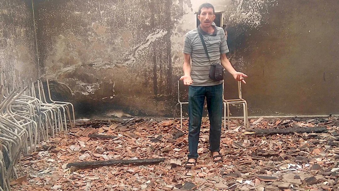 Abdelaziz Chibane a perdu ses deux neveux, sa belle-sœur, sa sœur et ses cousins, dans un feu de forêt qui a attaqué son village en pleine nuit (MEE/Ali Boukhlef)
