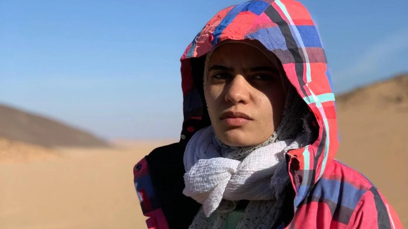 La photojournaliste Somaya Abdelrahman, 26 ans, se protège du froid désertique, en janvier 2020 (Somaya Abdelrahman)