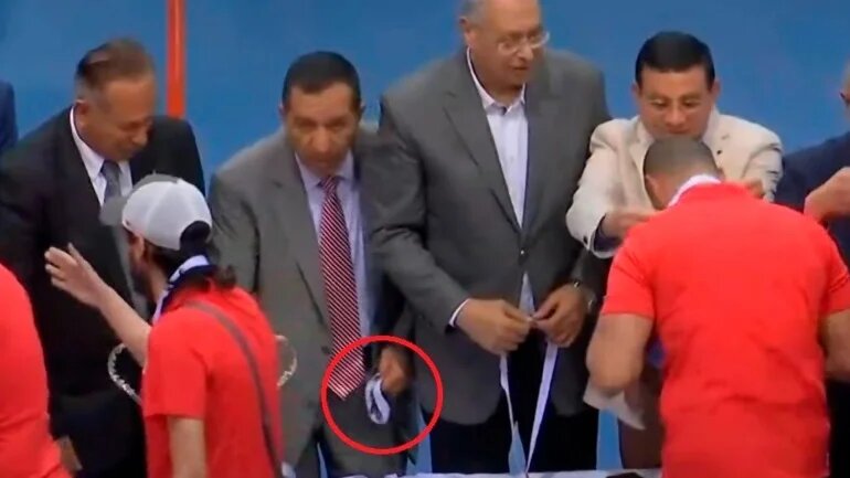 Dans cette séquence ont voit l’ex-vice-président des Zamalek cacher en douce une médaille dans sa poche (capture d’écran)