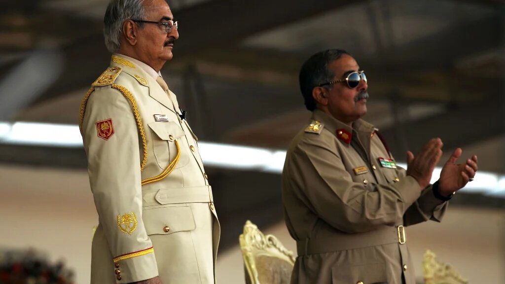 Khalifa Haftar aux côtés du son chef d’état-major Abderrazak Nadhouri, son potentiel remplaçant, en mai 2018 à Benghazi (AFP) 
