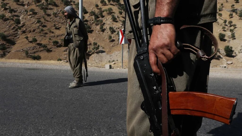 Membres du Parti des travailleurs du Kurdistan (PKK) sur une route dans les montagnes Qandil, le siège du PKK dans le nord de l’Irak, le 22 juin 2018 (AFP/Safin Hamed)