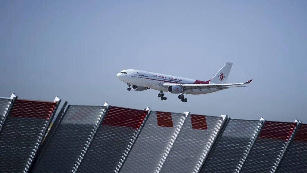 Un avion d’Air Algérie atterrit à l’aéroport de Roissy-Charles-de-Gaulle le 7 août 2018 (AFP)