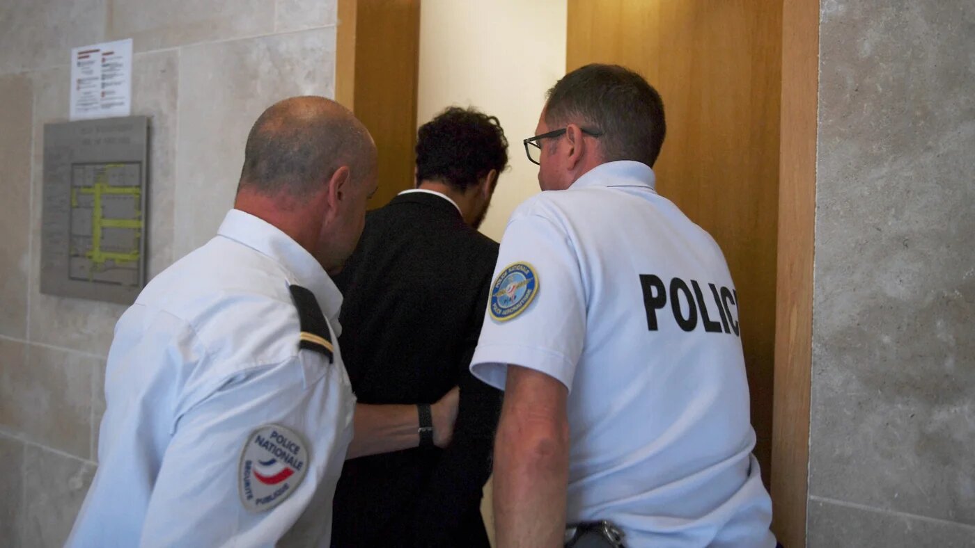 Moroccan singer Saad Lamjarred is escorted by police officers at the courthouse in Aix-en-Provence on 18 September (AFP)