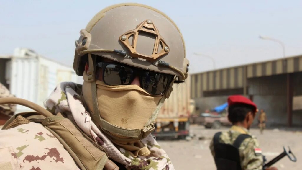 Des soldats de la coalition militaire au Yémen dirigée par l’Arabie saoudite et les Émirats arabes unis montent la garde à Hodeïda, le 22 janvier 2019 (AFP)