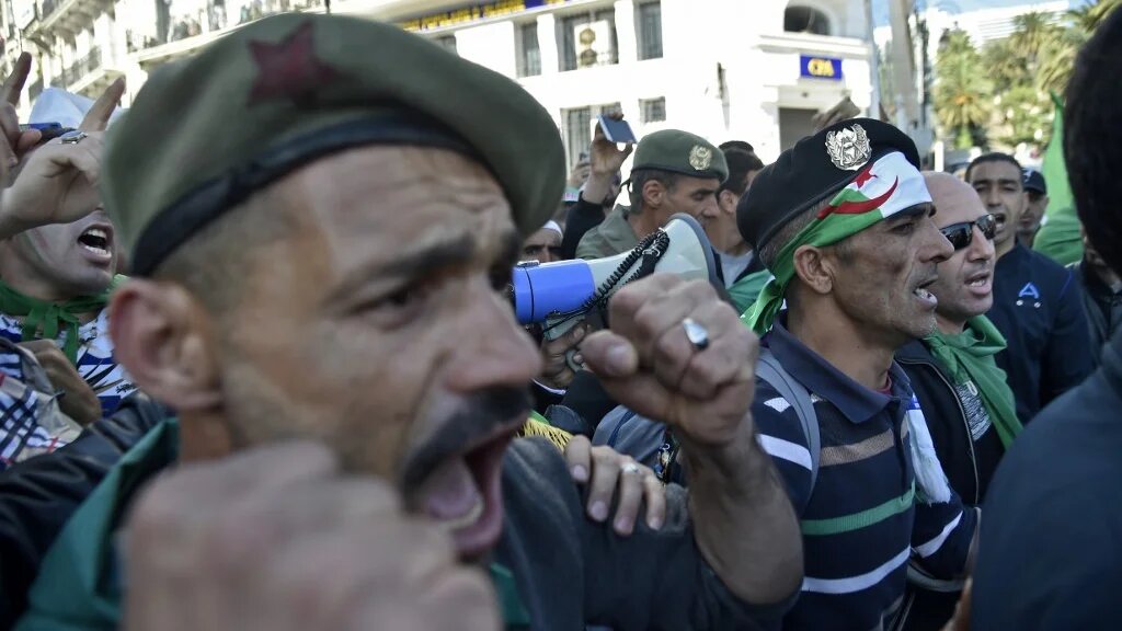 Des vétérans de la guerre civile algérienne manifestent contre le président Abdelaziz Bouteflika, à Alger, le 29 mars 2019 (AFP)