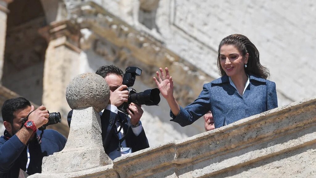 Les clichés aux lumières flatteuses et les tenues apprêtées de la souveraine ne sont toutefois pas du goût des Jordaniens (AFP/Tiziana Fabi)