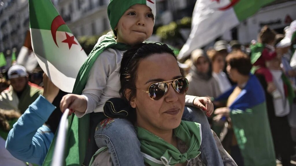 Lors d’une manifestation du hirak à Alger-centre, le 29 mars 2019 (AFP/Ryad Kramdi)
