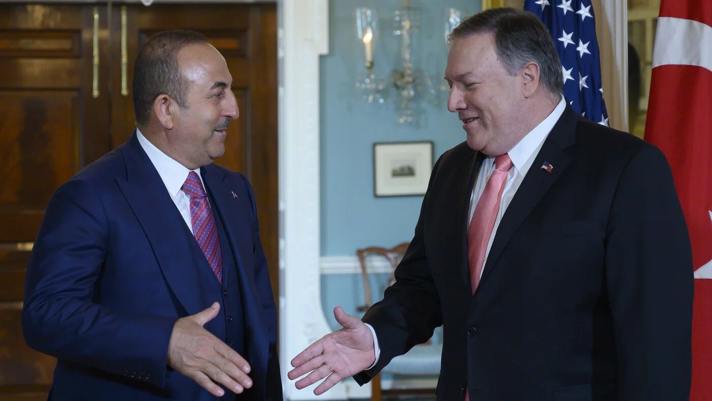Le secrétaire d’État américain Mike Pompeo rencontre le ministre turc des Affaires étrangères Mevlüt Çavuşoğlu au département d’État des États-Unis à Washington, le 3 avril 2019 (AFP)