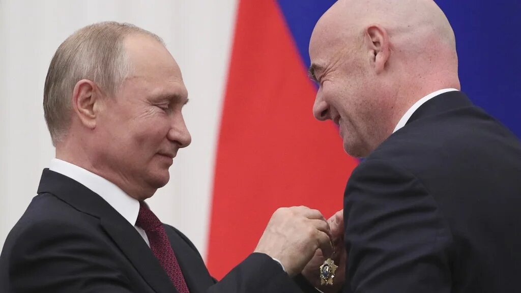 Le président russe, Vladimir Poutine (à gauche), remet l’Ordre de l’amitié au président de la FIFA, Gianni Infantino, lors d’une cérémonie au Kremlin, à Moscou, le 23 mai 2019 (AFP/Evgenia Novozhenina)