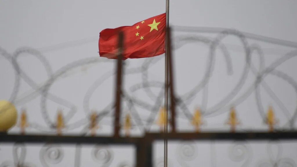 « À l’intérieur comme à l’extérieur des camps, les musulmans du Xinjiang sont parmi les populations les plus étroitement surveillées au monde », estime Amnesty International (AFP/Greg Baker)