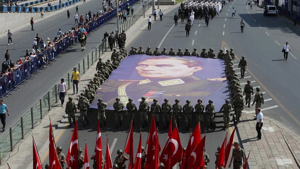 D’un côté, l’héritage d’Atatürk est remis en question par un agenda nationaliste et islamiste ; de l’autre, il est toujours utilisé par l’élite au pouvoir pour garder une légitimité sur le terrain. Ici, cérémonie de la fête de la Victoire, le 30 août 2019 (AFP)
