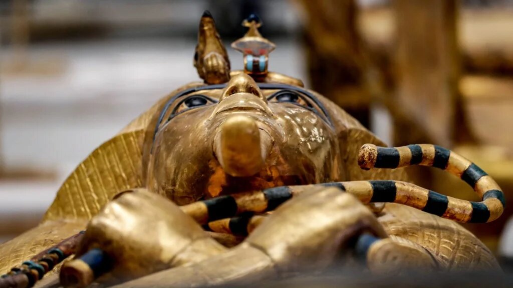 Pour soutenir ce secteur vital de l’économie, les autorités égyptiennes ont construit et rénové les musées comme le Grand musée égyptien où se trouve le sarcophage de Toutankhamon (AFP/Mohamed el-Shahed)