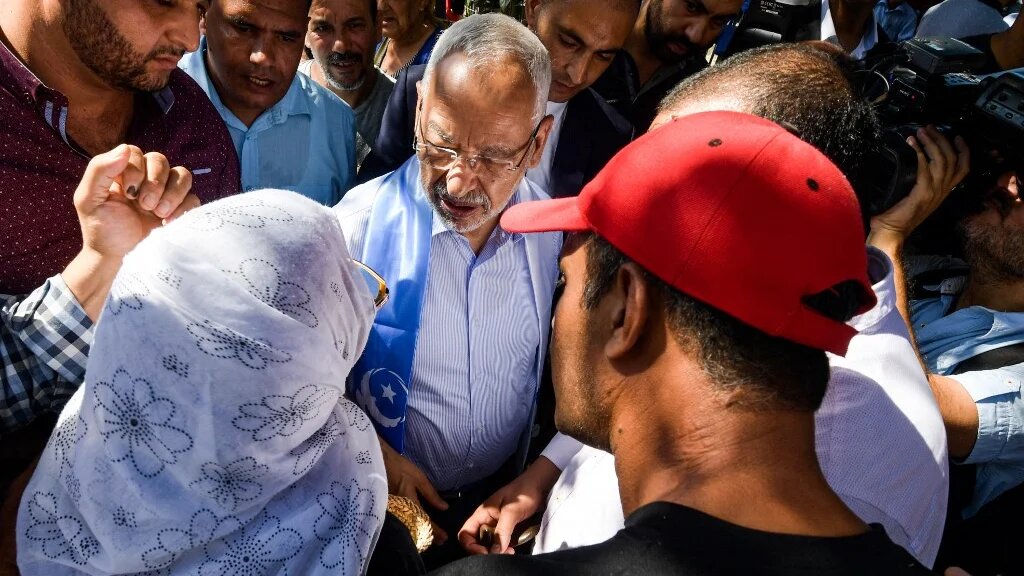 Un récent sondage sur les intentions de vote pour les prochaines législatives rétrograde Ennahdha en troisième position derrière le Parti destourien libre d’Abir Moussi et « le parti de Kais Saied », un groupe de partisans du chef de l’État non formellement constitué (AFP/Fethi Belaïd)