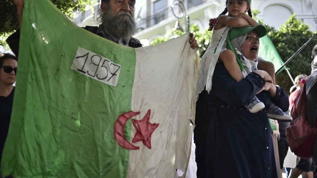 « La réappropriation des symboles et de la mémoire sociale de la guerre d’indépendance est l’un des aspects les plus impressionnants du hirak » — Jamed Mc Dougall (AFP)