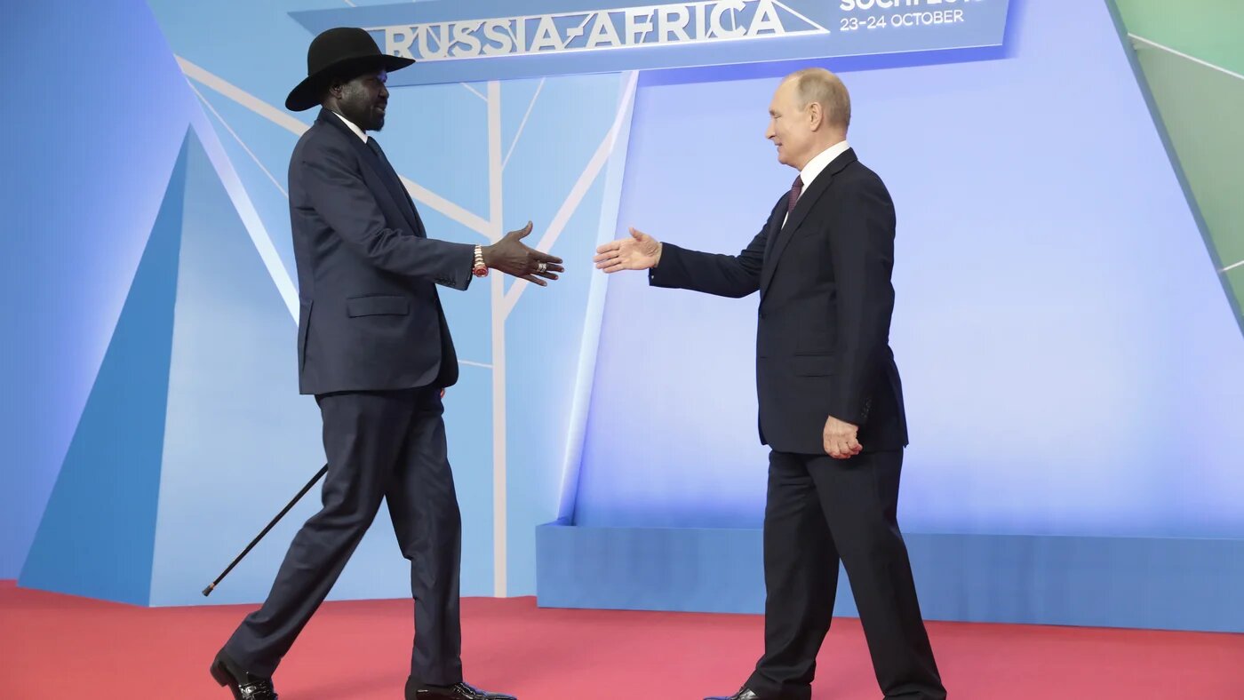 Le président russe Vladimir Poutine salue le président du Sud-Soudan Salva Kiir Mayardit lors de la cérémonie officielle d’accueil des chefs d’État et de gouvernement participant au sommet Russie-Afrique de 2019, à Sochi, le 23 octobre 2019 (AFP)