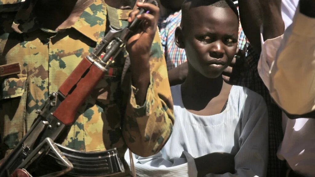 Un enfant assiste à la visite du Premier ministre Abdallah Hamdok au Darfour, en novembre 2019 (AFP)