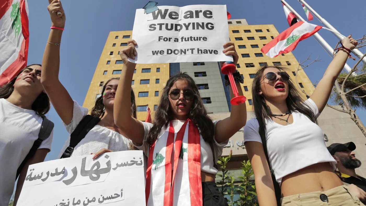 Des étudiantes libanaises manifestent devant le ministère de l’Éducation et de l’Enseignement supérieur à Beyrouth, le 8 novembre 2019 (AFP)