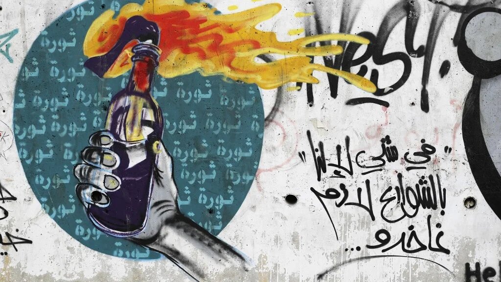 Graffiti d’une main tenant un cocktail molotov sur un mur du centre de Beyrouth, une photo prise le 5 novembre 2019 alors que des dizaines de milliers de Libanais manifestent pour dénoncer l’élite politique (AFP/Fayez Nureldine)