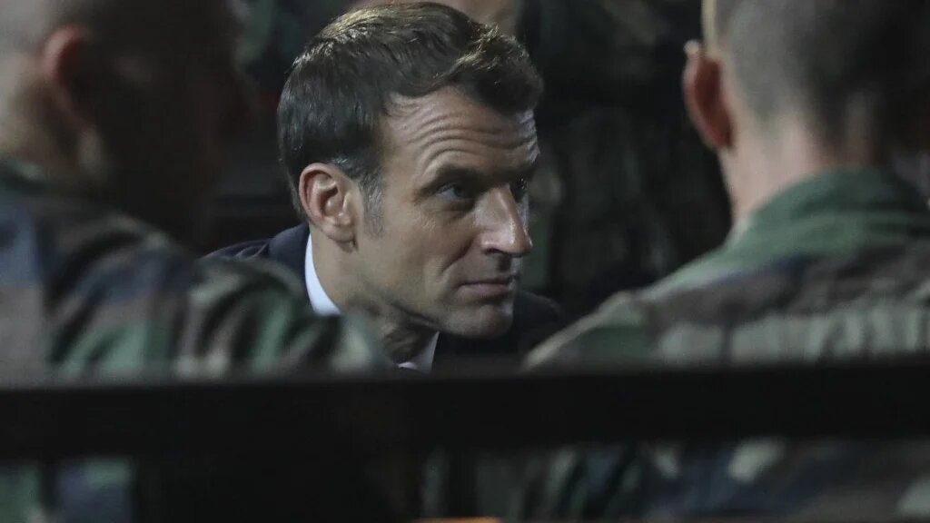Emmanuel Macron rencontre les militaires de la force Barkhane en Côte d’Ivoire, le 20 décembre 2019 (AFP)