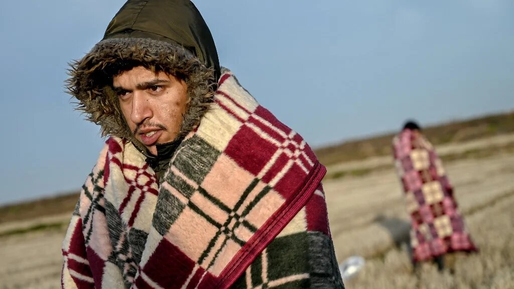 Un migrant attend près de la rivière Evros, près d’Edirne, dans le nord-ouest de la Turquie, pour prendre un bateau vers la Grèce, le 3 mars 2020 (AFP/Ozan Kose)
