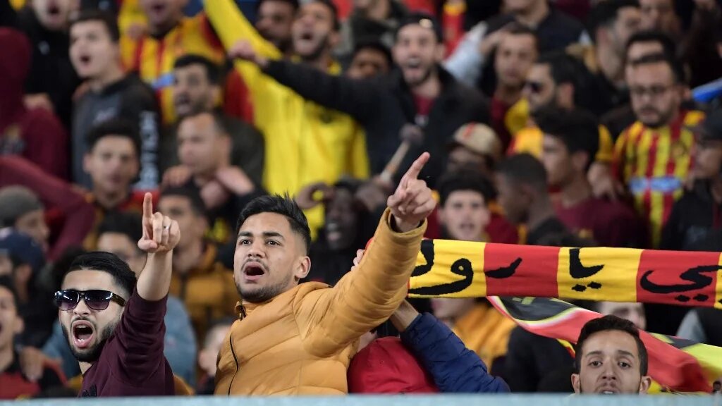 Un supporteur de l’Espérance sportive de Tunis, club mythique de la capitale, lors d’un match de quart de finale contre le Zamalek du Caire, à Tunis, le 6 mars 2020 (AFP)