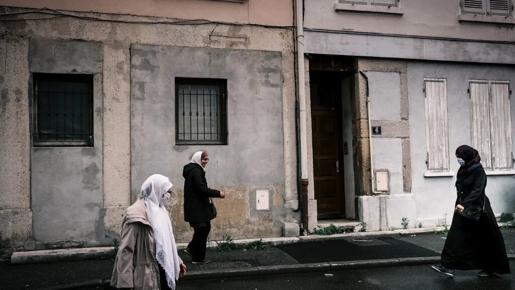 Le développement concomitant de la nébuleuse islamiste et de gangs de narcotrafiquants dans la France périphérique doit surtout interpeller en raison des conséquences en matière de dépolitisation des populations vivant dans ces quartiers fragilisés (AFP)