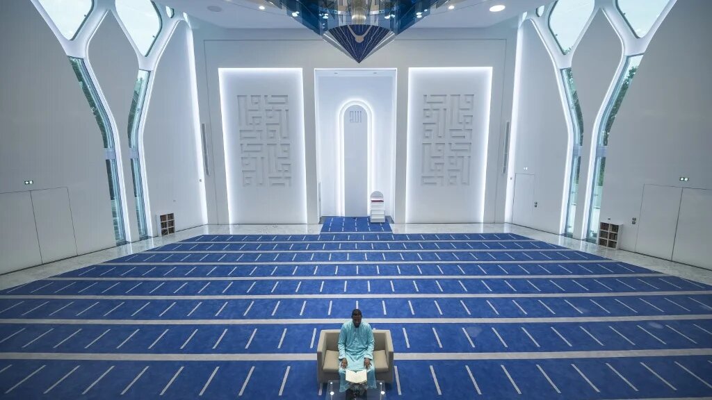 L’imam de la mosquée Nour à Mulhouse, dans l’est de la France, enregistre une récitation du Coran, le 12 mai 2020 (AFP)