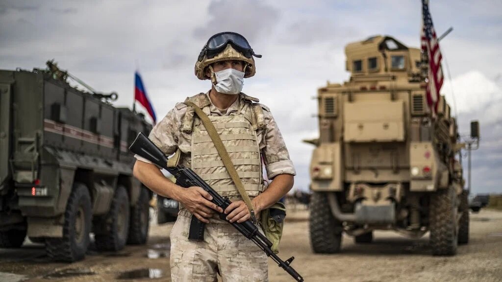 Un policier militaire russe sur l’autoroute M4 qui, selon l’accord, serait conjointement contrôlé par les Turcs et les Russes (AFP/Delil Souleiman)