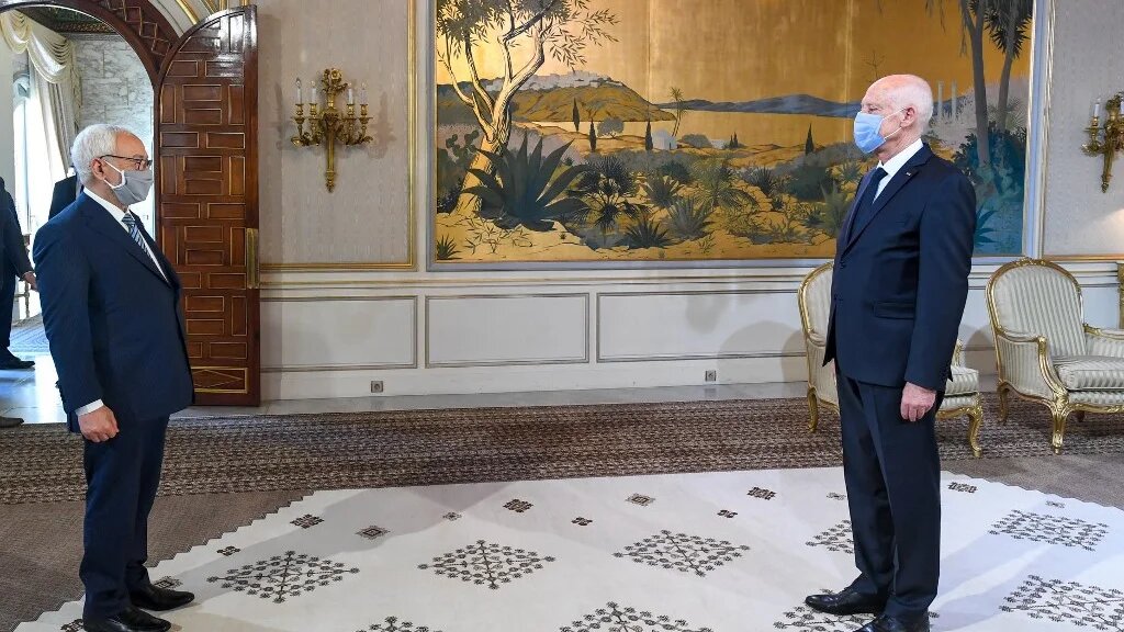 Le président de la République Kais Saied (à droite) reçoit le président du Parlement Rached Ghannouchi, le 28 mai 2020 (AFP)