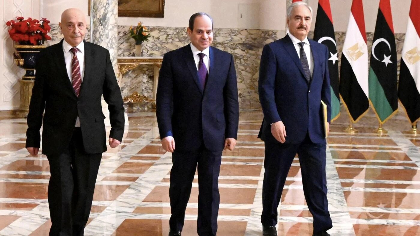 Le président égyptien Abdel Fattah al-Sissi (au centre), le commandant libyen Khalifa Haftar (à droite) et le président de l’Assemblée libyenne Aguila Saleh, au Caire, en juin (AFP)