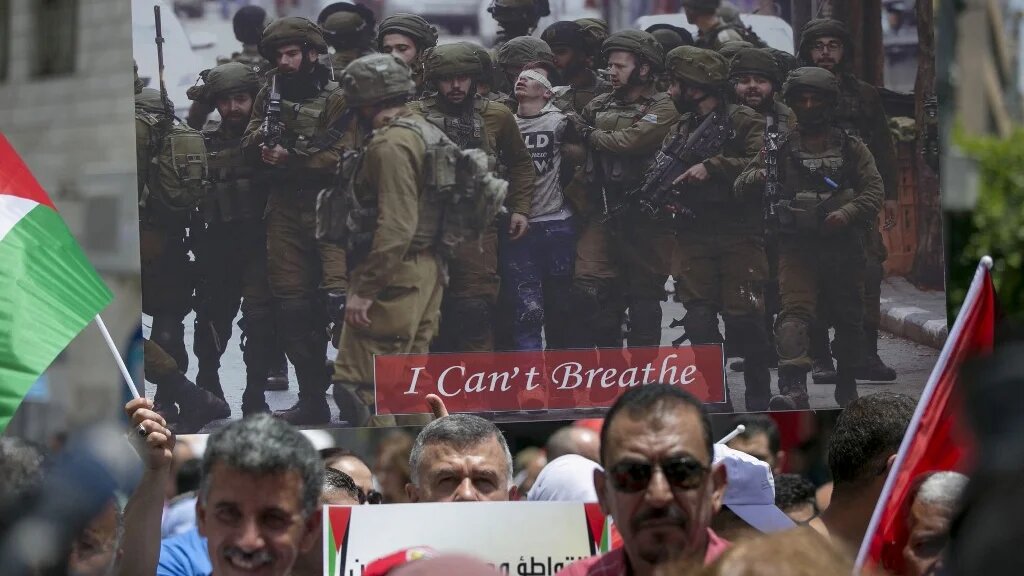 Manifestation à Ramallah de soutien aux manifestants américains suite à la mort de George Floyd, le 8 juin 2020 (AFP)