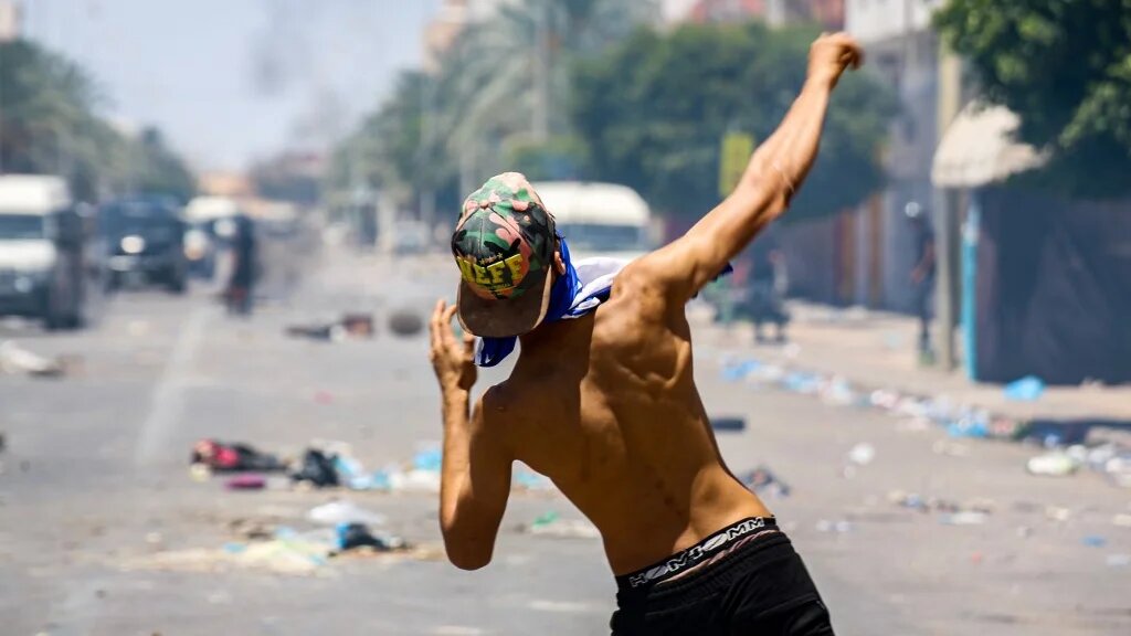 Du 20 au 22 juin, la région marginalisée de Tataouine, à 550 km au sud de Tunis, a été secouée par des heurts, lorsque la police a chargé à coups de gaz lacrymogènes des protestataires réclamant les milliers d’emplois promis par le gouvernement (AFP)
