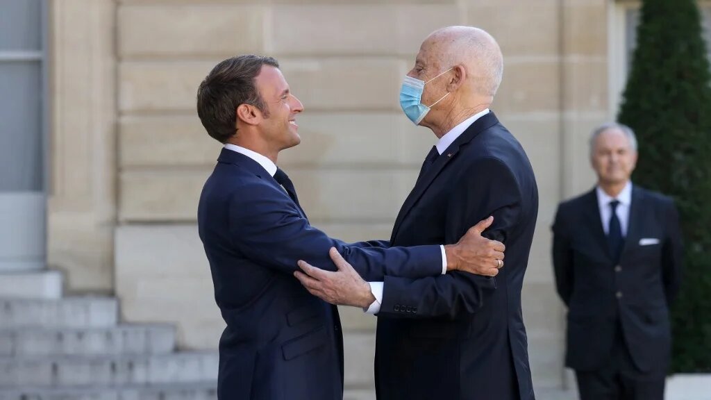 Emmanuel Macron reçoit Kais Saied à l’Élysée, le 22 juin 2020 (AFP)